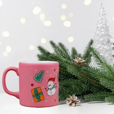 Toptan Pembe Kardan Adamlı Yeni Yıl Figürlü Seramik Kupa - Standart - 2