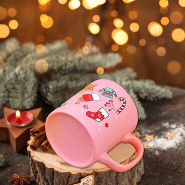 Toptan Pembe Kardan Adamlı Yeni Yıl Figürlü Seramik Kupa - Standart - 4